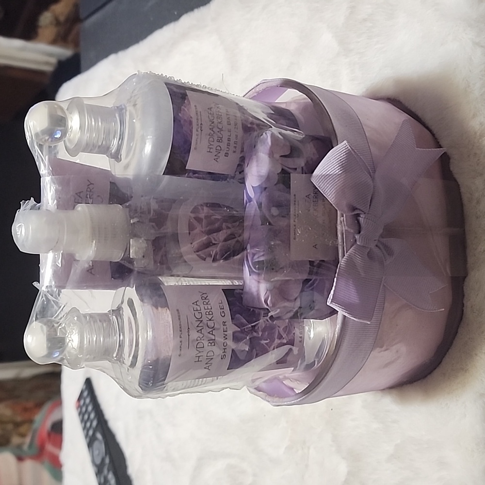 SIMPLE PLEASURE   GIFT BASKET . NEW IN WRAPPING.
